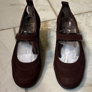 Aerosoles sz 6M Tornado style Brown Nubuck suede shoes